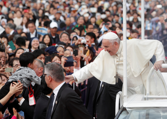 24일 프란치스코 교황이 일본 나가사키 야구장에서 지자자들과 인사를 하고 있다, Pope Francis greets wellwishers at a Holy Mass at Nagasaki Baseball Stadium, in Nagasaki, Japan, November 24, 2019. REUTERS/Remo Casilli