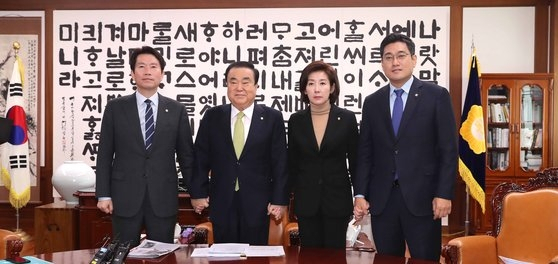 더불어민주당 이인영 원내대표(왼쪽부터), 문희상 국회의장, 자유한국당 나경원, 바른미래당 오신환 원내대표. 연합뉴스