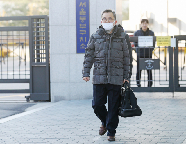 3억원대 뇌물 혐의, 성접대 혐의와 관련해 1심 무죄를 선고받은 김학의 전 법무부 차관이 22일 오후 서울 동부구치소에서 석방되어 나오고 있다. 연합뉴스