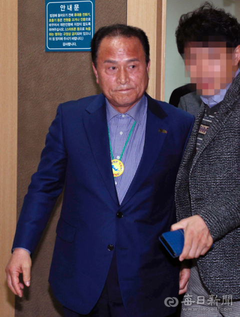 뇌물수수 혐의를 받고 있는 김영만 군위군수가 25일 대구지법에서 구속 전 피의자 심문을 마친 뒤 법정을 나서고 있다. 우태욱 기자 woo@imaeil.com