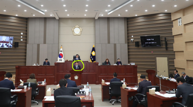 성주군의회는 제245회 정례회를 열고 군정질문에 나서 성주군정 전반에 대해 세세하게 묻고 따졌다. 원 안은 답변 중인 이병환 군수. 성주군의회 제공