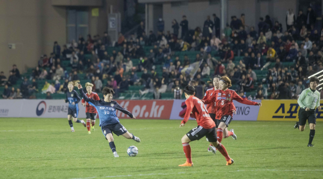 경북 구미시의 유일한 프로구단인 스포츠토토 여자축구단이 내년부터 연고지를 세종시로 옮기기로 했다. 사진은 스포츠토토 여자축구단 홈 경기 장면. 구미시 제공