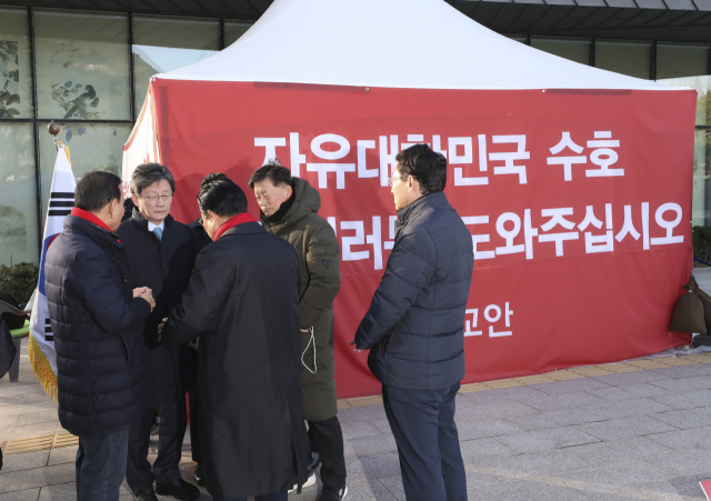 26일 오전 7일째 단식투쟁을 이어가고 있는 자유한국당 황교안 대표의 청와대 앞 농성장을 찾은 바른미래당 유승민 의원이 농성장을 나서며 한국당 의원들과 대화하고 있다. 연합뉴스