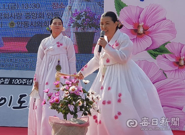 경북 예천이 고향인 정옥향(오른쪽) 명창은 국악계의 마당발로 통한다. 왕성한 활동으로 바쁜 시간이지만, 느즈막에 고향에 제2의 소리꾼의 삶을 꾸리고 있다. 매일신문 D/B