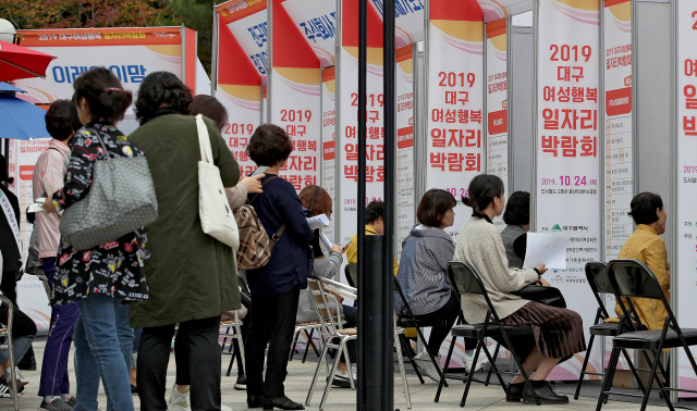 통계청이 26일 경력단절 여성 현황을 발표했다. 사진은 경력단절 및 구직 여성들을 위해 마련된 대구여성행복일자리 박람회 모습. 매일신문 DB