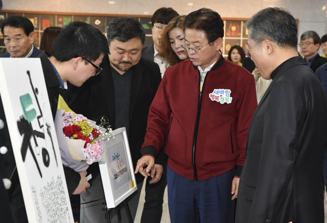 이철우(오른쪽 두번째) 경북도지사, 이상택(오른쪽) 매일신문 사장 등 내빈들이 대국민 캘리그래피대전 수상작을 둘러보고 있다. 경북도 제공