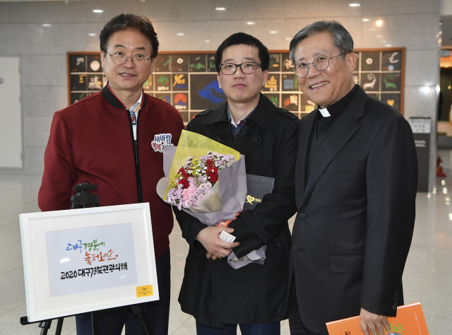 대국민 캘리그래피대전 대상 수상자 박정식 씨가 이철우 경북도지사, 이상택(오른쪽) 매일신문 사장과 기념촬영을 하고 있다. 경북도 제공