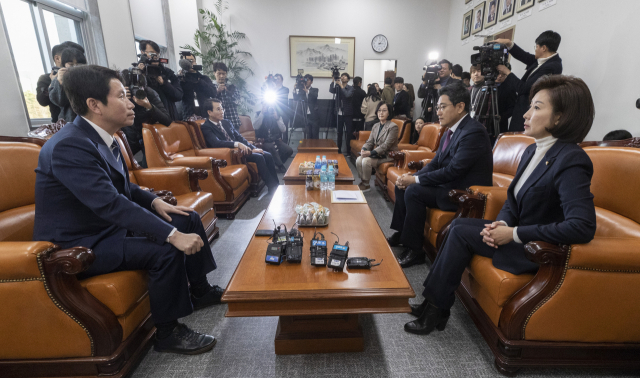 더불어민주당 이인영(왼쪽부터), 바른미래당 오신환, 자유한국당 나경원 원내대표가 26일 오후 서울 여의도 국회 운영위원장실에서 패스트트랙 법안 처리와 관련해 회동하고 있다. 연합뉴스