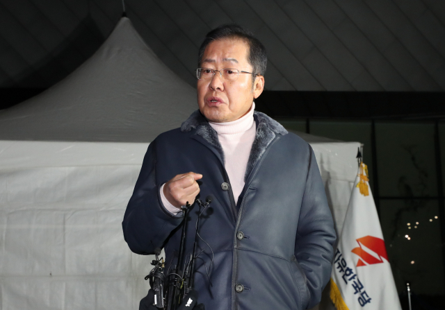 자유한국당 홍준표 전 대표가 25일 오후 청와대 분수대 앞에서 단식 투쟁 중인 황교안 대표를 만나고 나와 기자들의 질문에 답하고 있다. 자료사진 연합뉴스