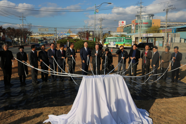 한국산업단지공단 관계자를 비롯한 구미지역 기관단체장, 기업 대표들이 구미국가산업단지 조성 50주년 기념 