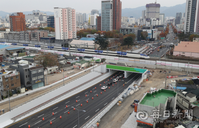 대구 태평로지하차도가 29일 완전 개통을 앞두고 27일 오후 마무리 공사가 한창이다. 성일권 기자 sungig@imaeil.com