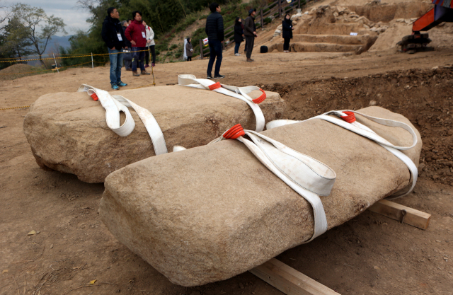 28일 오전 경남 창녕군 창녕읍 교동과 송현동 고분군에서 비화가야 지배자 무덤 뚜껑돌이 전시되고 있다. 연합뉴스