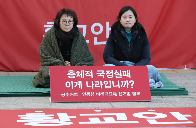 자유한국당 정미경(왼쪽)·신보라 최고위원이 28일 오전 청와대 앞 황교안 대표 단식농성장에서 동조 단식을 하고 있다. 황 대표는 단식 8일째인 전날 밤 의식을 잃고 신촌 세브란스병원으로 옮겨졌으며, 현재 의식을 회복한 상태다. 연합뉴스