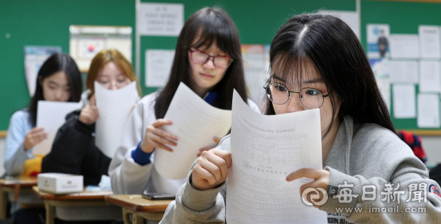 2020학년도 대학수학능력시험 성적 발표일인 지난 4일 오전 대구 정화여고 수험생들이 긴장된 표정으로 자신의 성적을 확인하고 있다. 정운철 기자 woon@imaeil.com