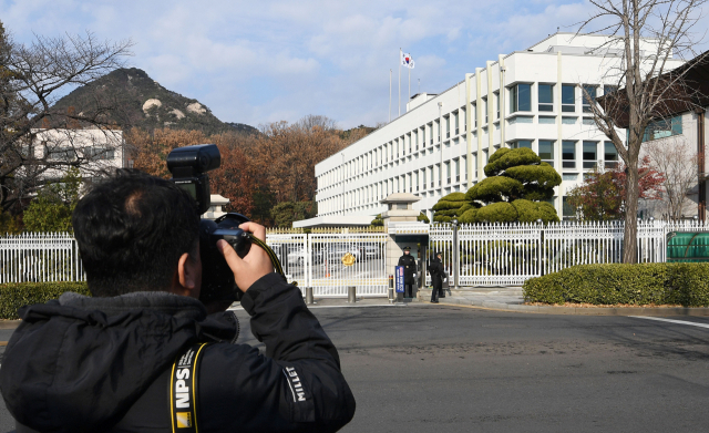 검찰이 청와대 압수수색에 나선 4일 청와대 연풍문 앞에서 취재진이 압수수색 물품 반출을 기다리고 있다. 연합뉴스