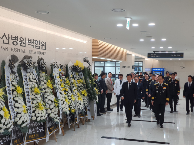 진영 행정안전부 장관과 더불어민주당 김부겸 의원, 김병수 울릉군수가 6일 오후 대구 계명대 동산병원 백합원에 마련된 독도 헬기 추락사고 소방항공대원 합동분향소를 찾았다. 사진 김우정 기자