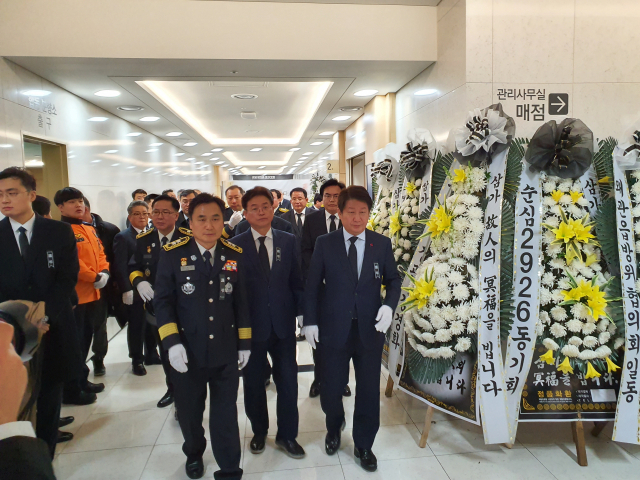 권영진 대구시장(사진 맨 오른쪽), 이철우 경북도지사(사진 중앙)이 7일 독도 소방헬기 추락 희생 소방대원들의 합동분향소가 차려진 대구 동산병원 백합원에 조문을 하기위해 방문했다. 김우정 기자