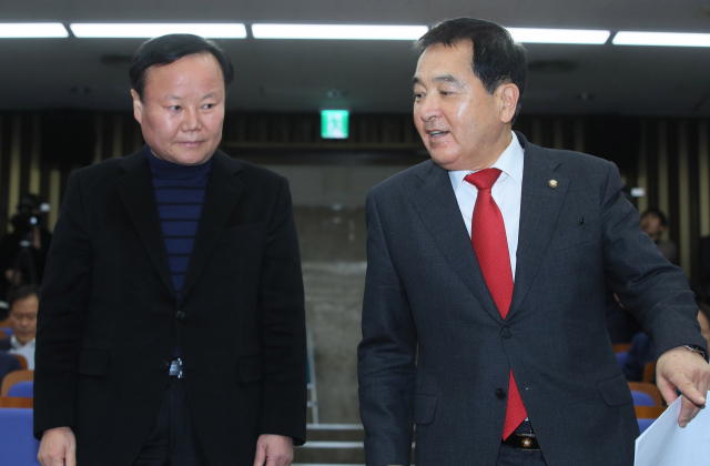 자유한국당 심재철 신임 원내대표(오른쪽)와 김재원 정책위의장이 9일 국회에서 열린 의원총회에 입장하며 대화를 나누고 있다. 연합뉴스