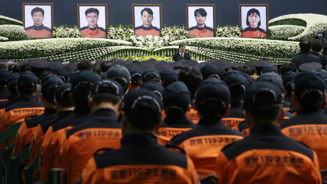 10일 오전 대구 달서구 계명대 체육관에서 열린 독도 해역 헬기 추락사고 순직 소방항공대원 합동 영결식에서 고인들의 동료 대원들이 문재인 대통령의 추도사를 듣고 있다. 연합뉴스