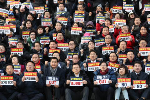 자유한국당 황교안 대표와 의원, 당원들이 13일 오후 서울 여의도 국회 본청 계단 앞에서 열린 