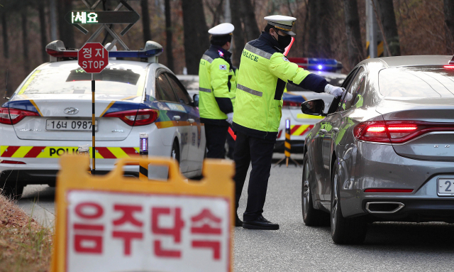 경찰이 신종코로나 사태로 음주단속 방식을 일제단속이 아닌 선별단속으로 하고 있다. 사진은 신종코로나 사태 이전의 음주단속 장면. 매일신문 DB