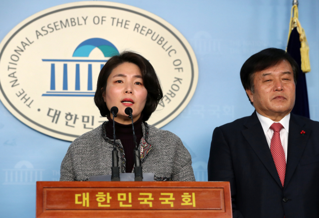 자유한국당 전희경 의원이 17일 오전 국회 정론관에서 열린 총선기획단 회의 결과 브리핑에서 발언하고 있다. 연합뉴스