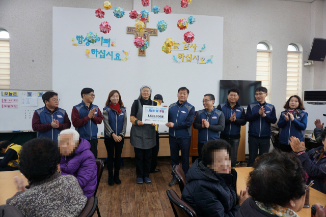 공무원노조 상주시지부 운영위원들이 배식봉사활동을 마친 뒤 150만원 상당의 식재료 상품권을 계림성당측에 전하고 있다. 배성욱 씨 제공