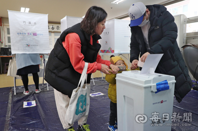 대구경북에서 첫 주민소환 투표가 실시된 18일 포항 남구 오천읍 부영사랑으로 2차아파트 경로당에 마련된 제10투표소에서 주민들이 오천읍 지역구 시의원 2명에 대한 주민소환 투표를 하고 있다. 성일권 기자 sungig@imaeil.com