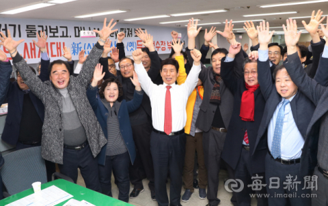 지난 2019년 12월 22일 오후 대구시 신청사로 달서구 옛 두류정수장터가 선정되자 이태훈 청장 등 달서구 관계자들이 환호하고 있다.