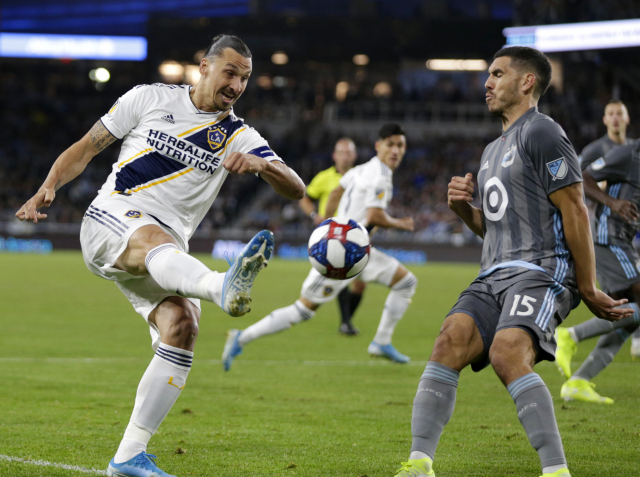 즐라탄 이브라히모비치(38)가 미국 메이저리그 사커(MLS) LA 갤럭시에서 이탈리아 프로축구 세리에A AC밀란으로 이적한다. AP연합뉴스