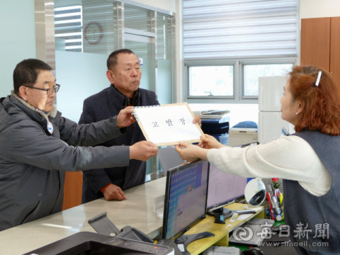 경북 군위군통합신공항추진위원회 김화섭·박한배 공동위원장이 13일 경북경찰청을 방문해 주민투표법 위반 혐의로 김주수 의성군수 등 의성군 공무원에 대한 고소장을 제출하고 있다. 김영진 기자