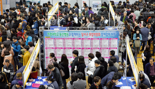 지난해 대구직업능력개발원에서 열린 취업박람회에서 구직자들이 면접 차례를 기다리고 있다. 매일신문 DB