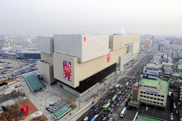 대구 백화점 양대 라이벌인 대구신세계와 현대백화점 대구점이 매출을 좌지우지하는 명품 브랜드 유치를 두고 치열한 물밑 경쟁을 벌이고 있다. 매일신문 D/B