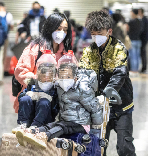 신종 코로나바이러스 감염증이 연일 맹위를 떨치고 있는 가운데 1일 중국 광둥성 광저우의 공항에 도착한 어린이들이 마스크에다 플라스틱 물병을 잘라 만든 얼굴 보호장치까지 쓰고 있다. 연합뉴스