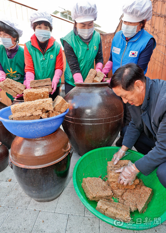 대구 남산2동 주민센터에서 새마을부녀회와 자유총연맹, 바르게살기운동협의회 회원들이 국산콩으로 빚은 메주를 사용해 된장을 담그고 있다. 매일신문 DB