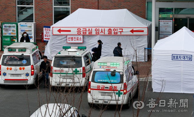 3일 계명대 동산병원 응급실 앞에 방문객의 출입을 통제하기 위한 선별진료소와 보호자 대기실이 마련돼 있다. 우태욱 기자 woo@imaeil.com