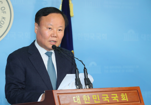 자유한국당 김재원 정책위의장이 29일 국회 정론관에서 국민과 함께하는 2020 희망공약 개발단의 검찰개혁공약을 발표하고 있다. 연합뉴스