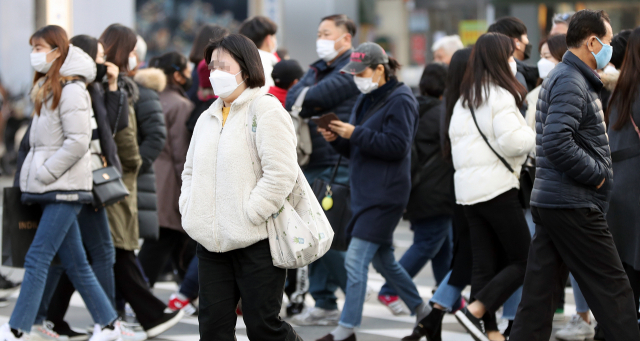 대구시 중구 동성로에서 신종코로나 우려로 시민들이 모두 마스크를 쓰고 다니고 있다. 연합뉴스