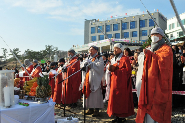 한국불교대학 대관음사(회주 우학스님) 정초 방생기도법회가 이달 2일과 3일, 5일 3차례에 걸쳐 경주 감포 해룡 일출 대관음사(산해세계명상센터) 앞 용바위 기룡관세음보살님 전에서 4천여 명의 신도들이 참석한 가운데 열렸다. 한국불교대학 대관음사 제공