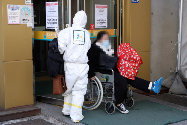 국내 18번째 신종 코로나바이러스 감염증 확진자가 5일 광주 21세기병원에서 음압 병동이 마련된 전남대병원으로 이송되고 있다. 연합뉴스