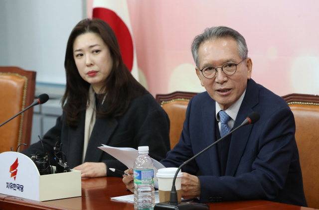 자유한국당 김형오 공천관리위원장과 최연우 공천관리위원이 5일 오후 서울 여의도 국회에서 