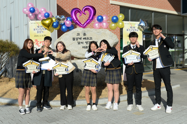 한국전력기술은 6일 김천 율곡고 졸업생 7명에게 표창장 및 장학금을 전달했다. 한국전력기술 제공