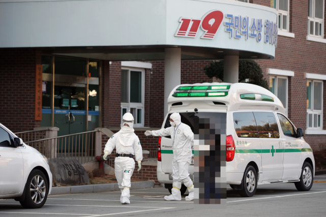 5일 오후 신종 코로나바이러스 감염증 16·18번 확진자와 같은 병원에 머물렀던 사람들이 임시 격리 생활시설이 마련된 광주 광산구 광주소방학교 생활관(기숙사)에 들어가고 있다. 연합뉴스