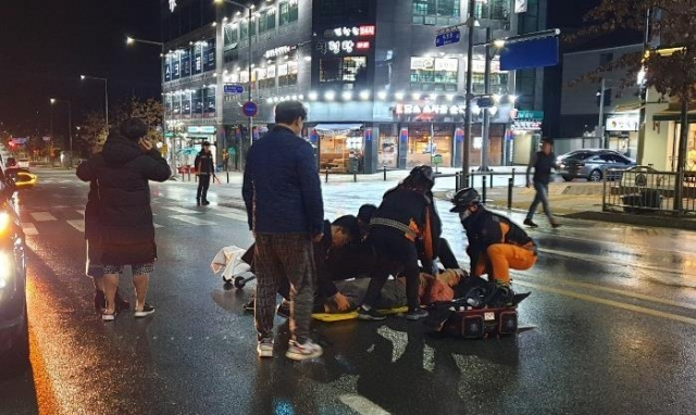 지난달 30일 경북도청 서문 앞 횡단보도에서 교통사고가 발생해 출동한 구급대원들이 피해자를 이송하는 모습. 경북소방본부 제공