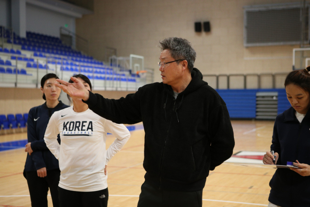 8일 한국 여자농구대표팀이 영국과 도쿄올림픽 출전 티켓을 두고 물러설 수 없는 승부를 벌인다. 사진은 훈련 지시하는 이문규 감독. 연합뉴스