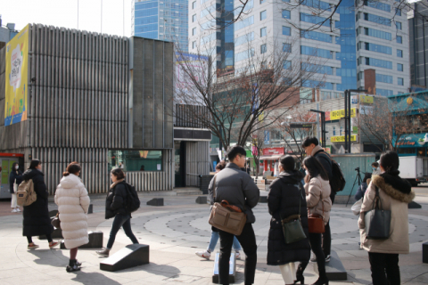 지난 6일 옛 중앙파출소 앞 분수광장 앞에서 시민들이 다른 이들을 기다리며 서 있다. 홍준헌 기자