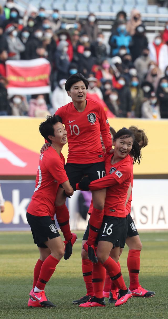 9일 오후 제주 서귀포시 제주월드컵경기장에서 열린 여자 축구 2020 도쿄올림픽 아시아지역 최종예선 A조 한국 대 베트남의 경기. 지소연이 중거리 슛을 성공시킨 뒤 동료들로부터 축하받고 있다. 연합뉴스