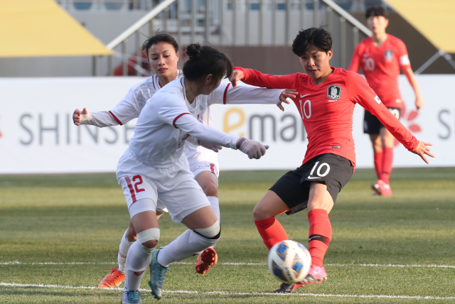 9일 오후 제주 서귀포시 제주월드컵경기장에서 열린 여자 축구 2020 도쿄올림픽 아시아지역 최종예선 A조 한국 대 베트남의 경기. 지소연이 중거리 슛을 쏘고 있다. 연합뉴스