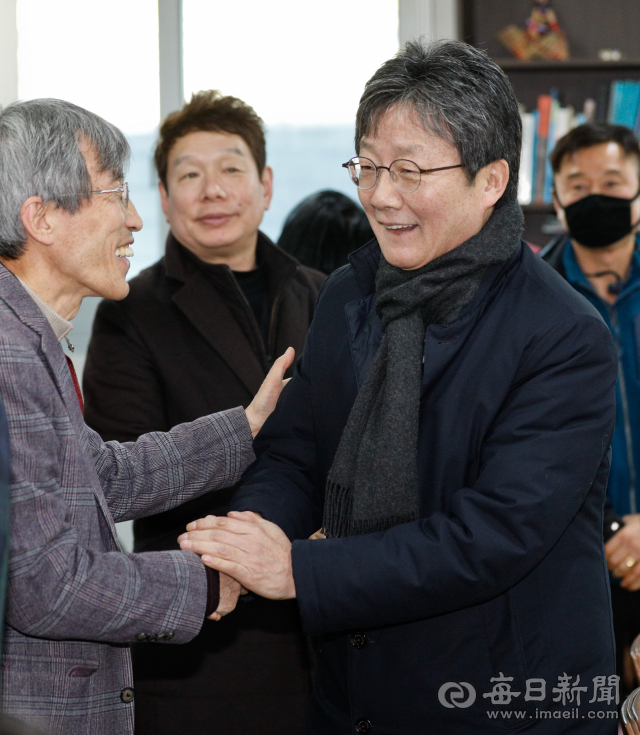 새로운보수당 유승민 보수재건위원장이 9일 오후 대구 동구 지역구 사무실을 찾아 지지자들과 인사를 나누고 있다. 유 의원은 이날 오전 국회에서 기자회견을 열고 자유한국당과의 