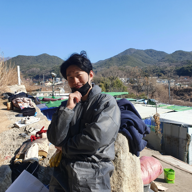 김영우 씨가 대구 한나네보호소를 배경으로 포즈를 취하고 있다. 이연정 기자